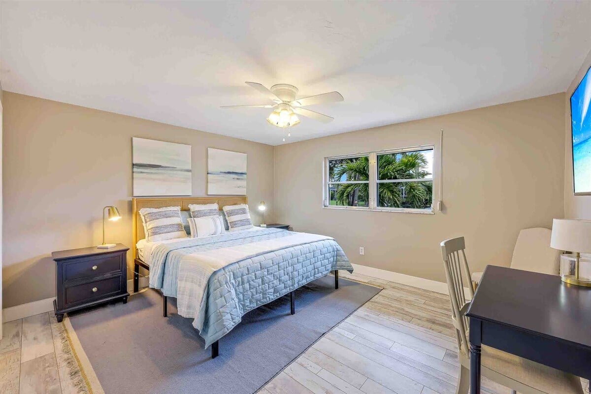 Beheizter Pool mit Lanai und Blick auf den Kanal.