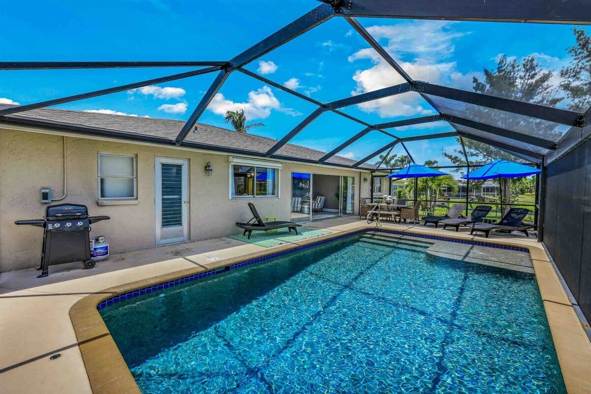 Beheizter Pool mit Lanai und Blick auf den Kanal.