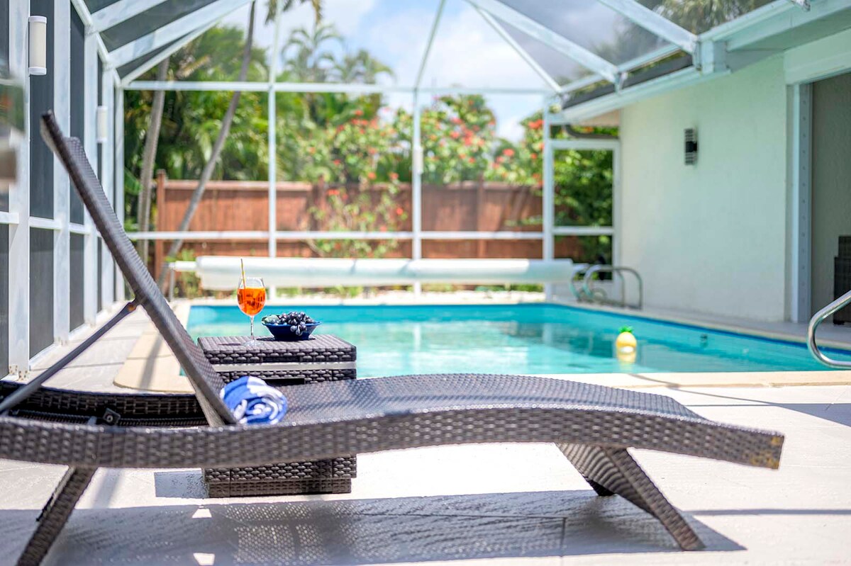 Privater Pool mit Sonnenliegen und Blick auf den Kanal.