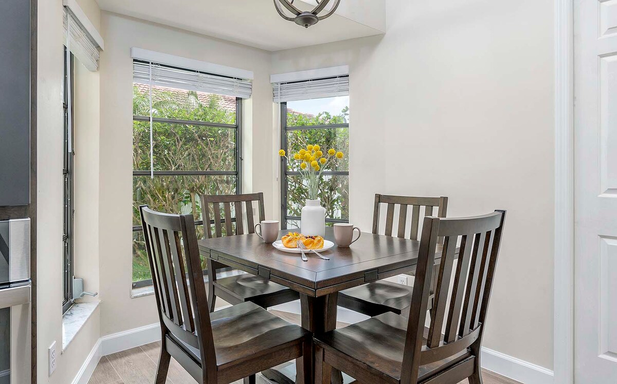 Beheizter Pool und Whirlpool auf der Lanai mit Blick auf den Kanal.