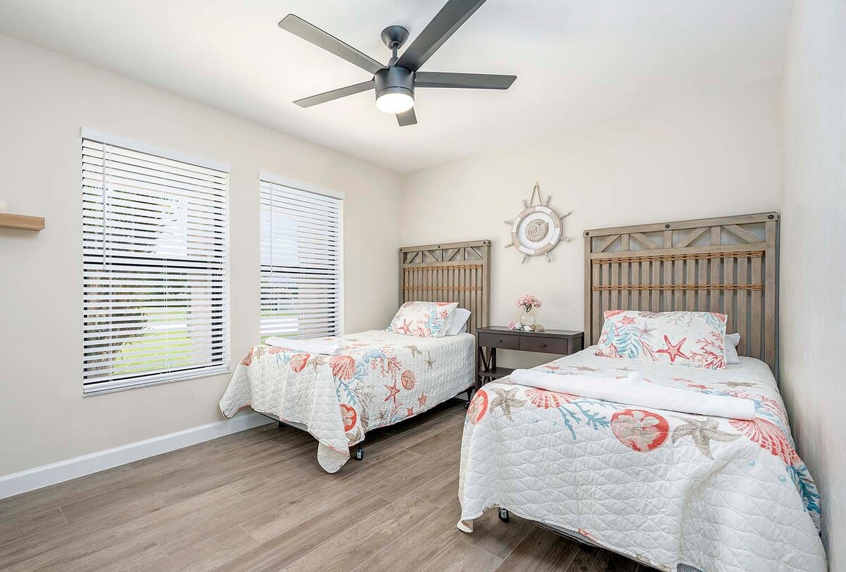 Beheizter Pool und Whirlpool auf der Lanai mit Blick auf den Kanal.