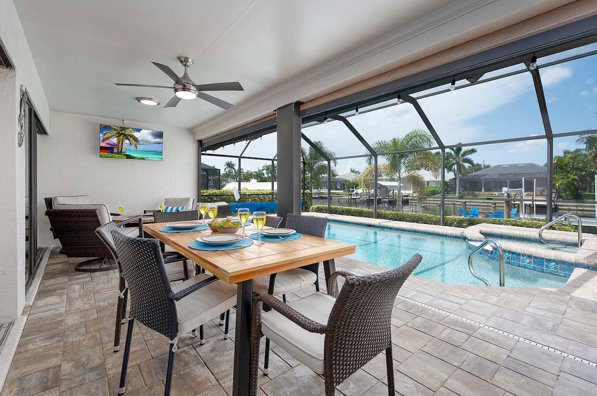 Beheizter Pool und Whirlpool auf der Lanai mit Blick auf den Kanal.