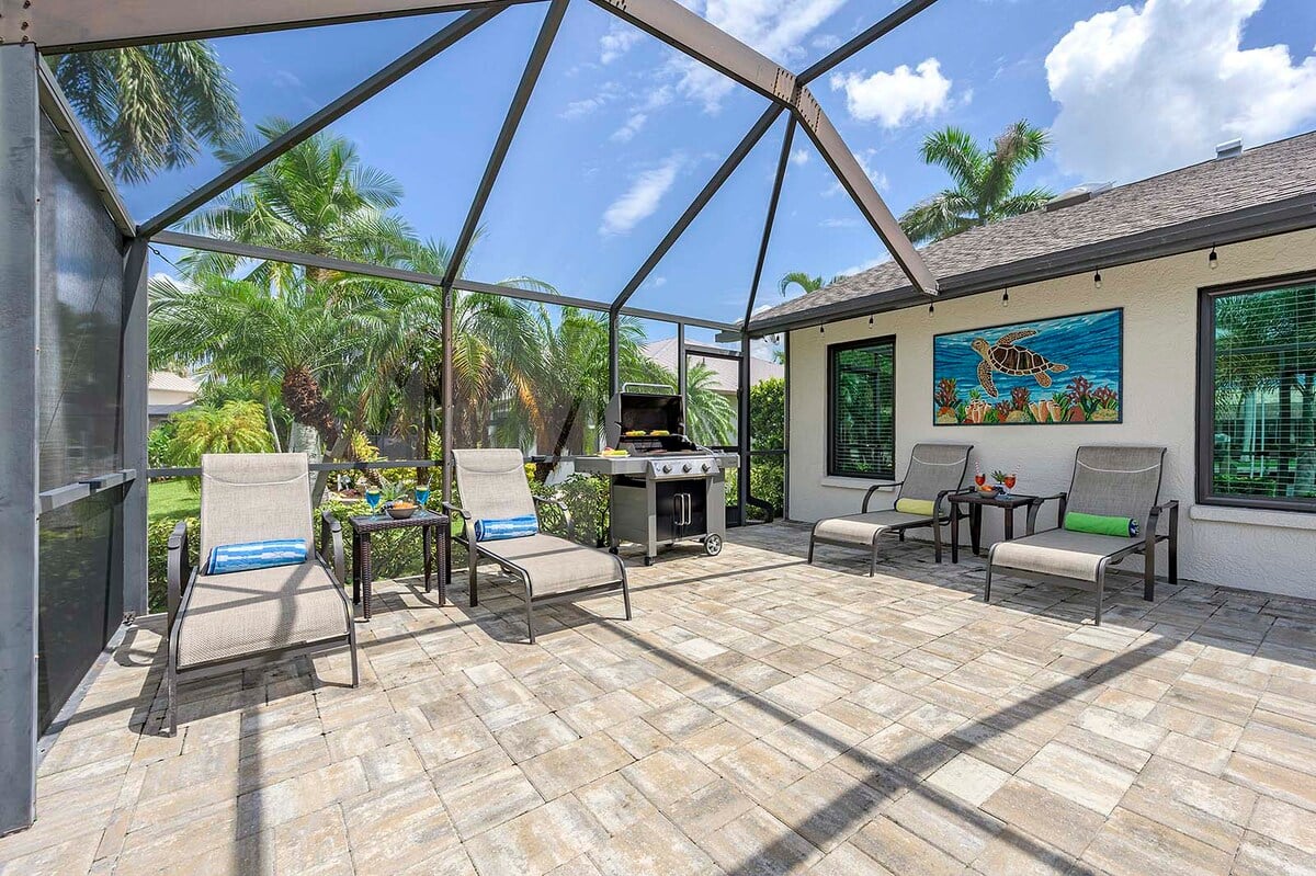 Beheizter Pool und Whirlpool auf der Lanai mit Blick auf den Kanal.