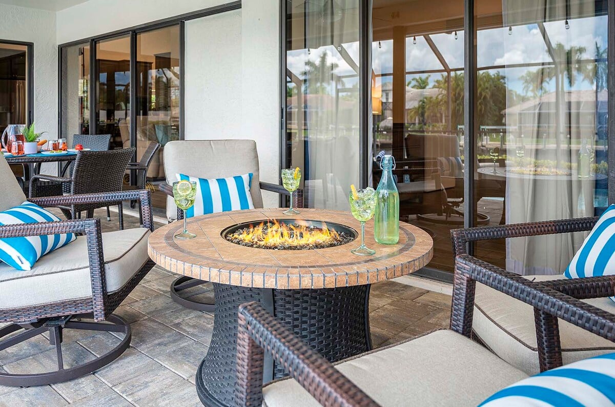 Beheizter Pool und Whirlpool auf der Lanai mit Blick auf den Kanal.