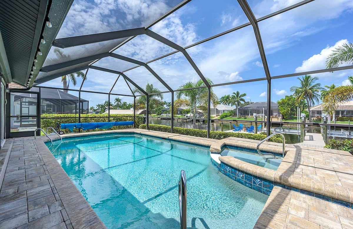 Beheizter Pool und Whirlpool auf der Lanai mit Blick auf den Kanal.