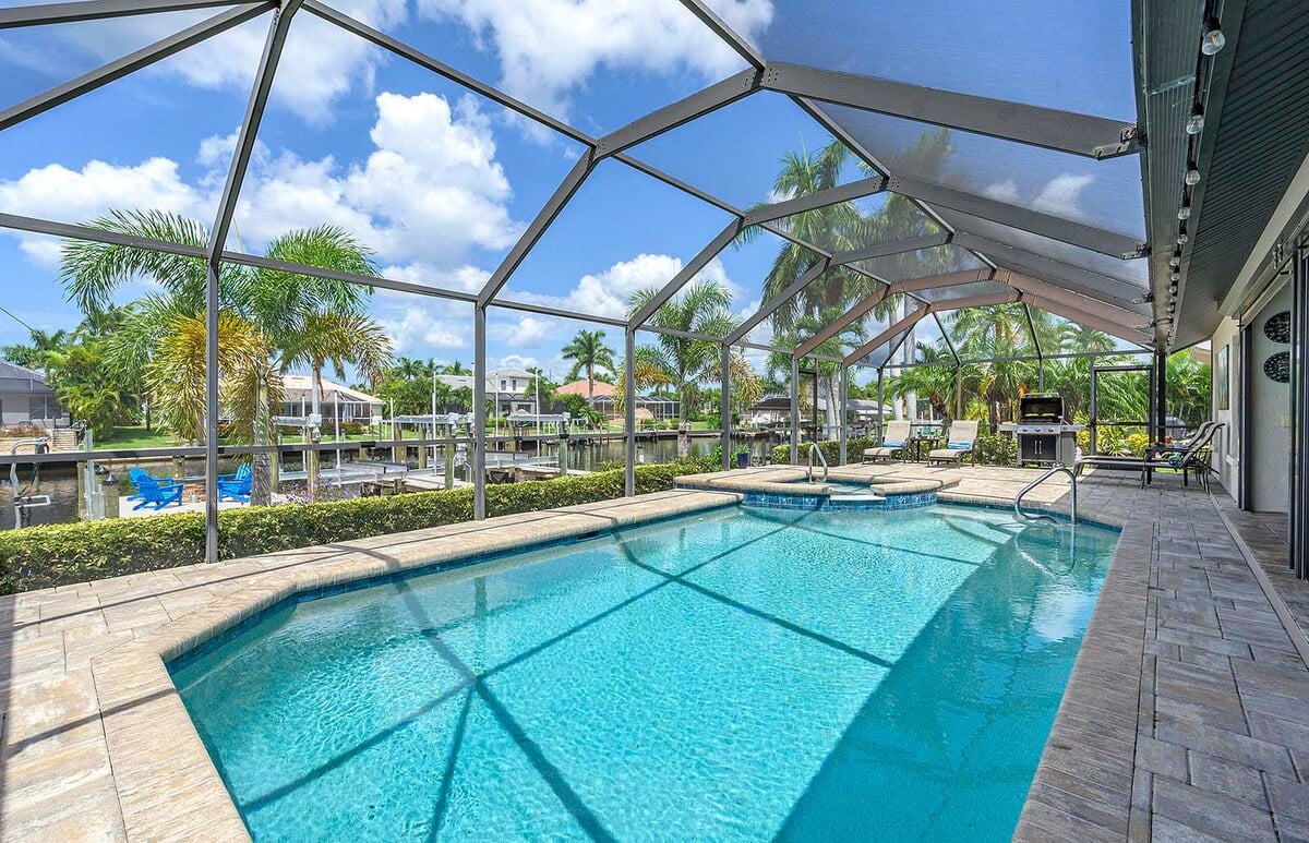 Beheizter Pool und Whirlpool auf der Lanai mit Blick auf den Kanal.