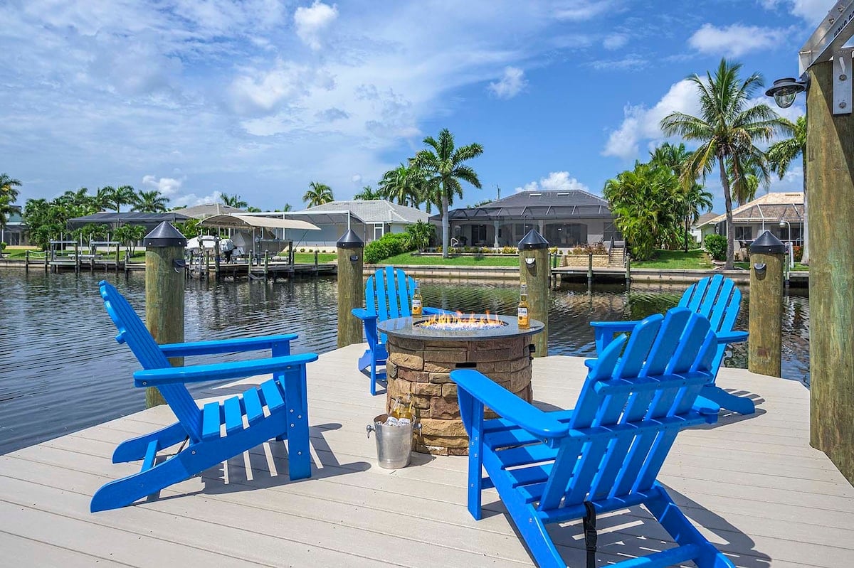 Beheizter Pool und Whirlpool auf der Lanai mit Blick auf den Kanal.