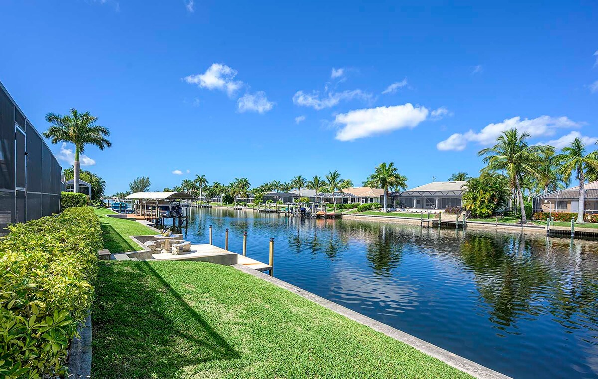 Beheizter Pool und Whirlpool auf der Lanai mit Blick auf den Kanal.