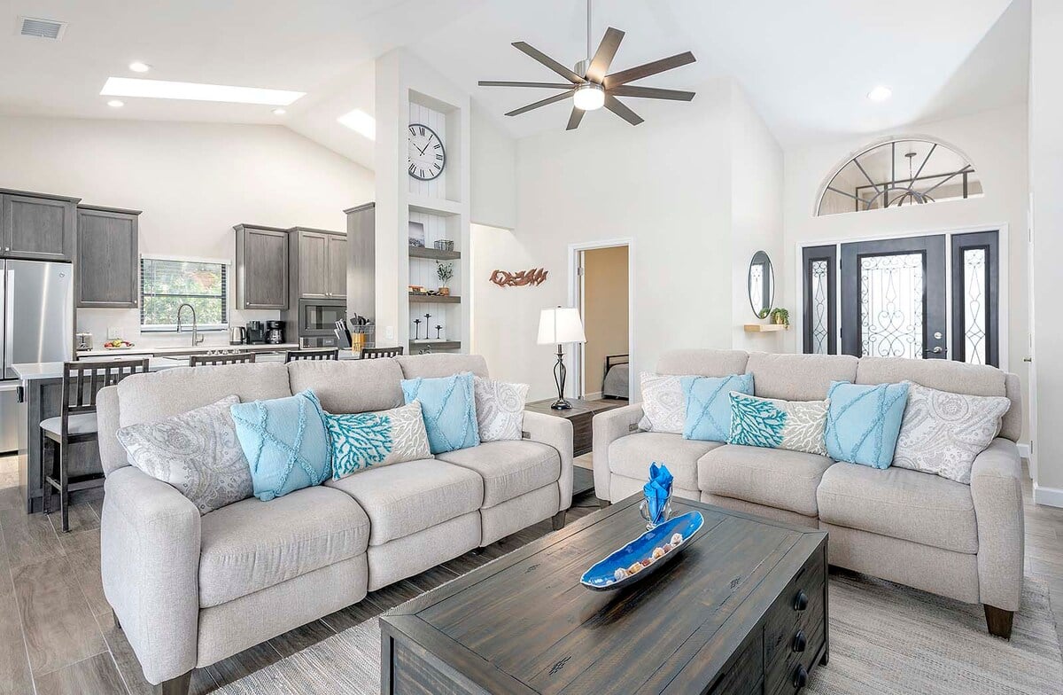 Beheizter Pool und Whirlpool auf der Lanai mit Blick auf den Kanal.