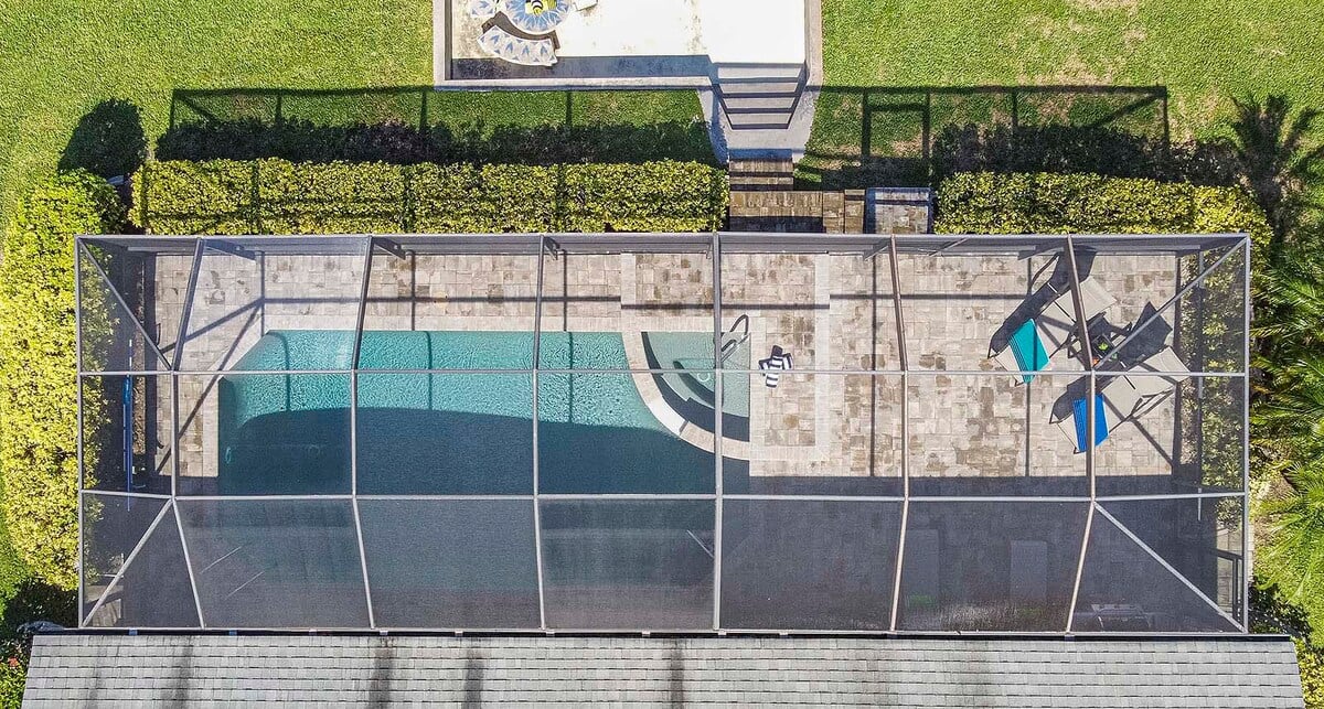 Beheizter Pool und Whirlpool auf der Lanai mit Blick auf den Kanal.