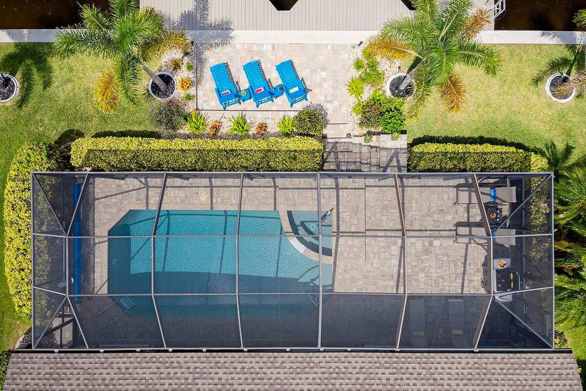 Beheizter Pool und Whirlpool auf der Lanai mit Blick auf den Kanal.