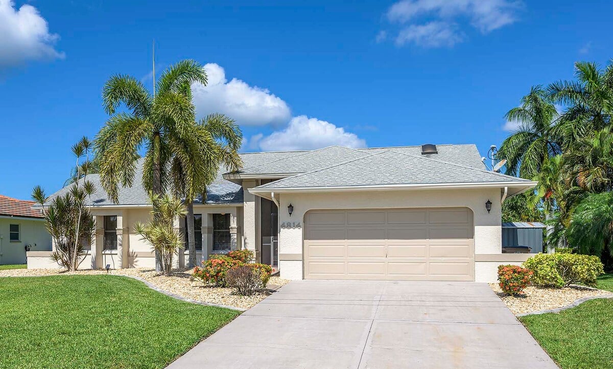 Beheizter Pool und Whirlpool auf der Lanai mit Blick auf den Kanal.