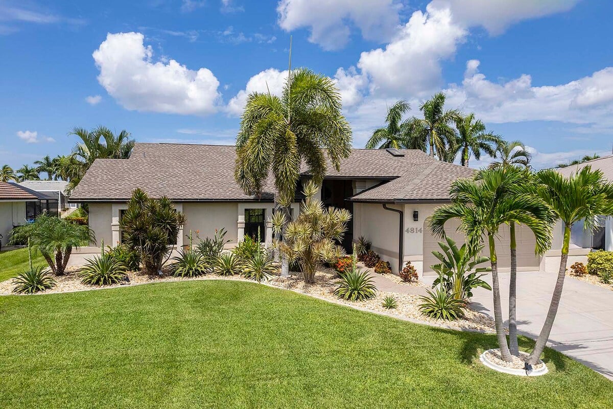Beheizter Pool mit Whirlpool auf der Lanai am Kanal (Westausrichtung).