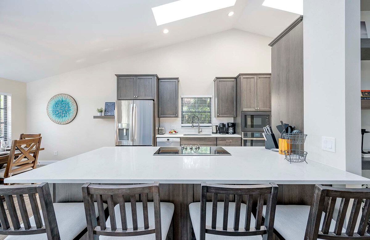 Beheizter Pool und Whirlpool auf der Lanai mit Blick auf den Kanal.