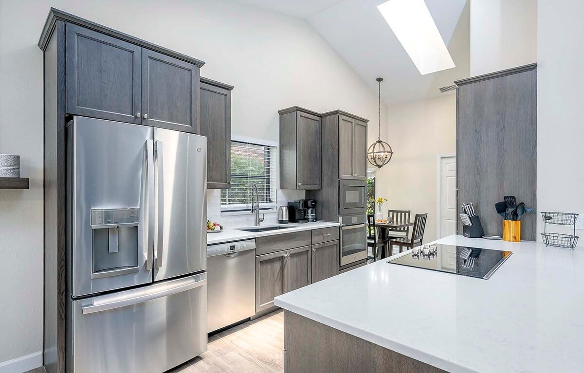 Beheizter Pool und Whirlpool auf der Lanai mit Blick auf den Kanal.