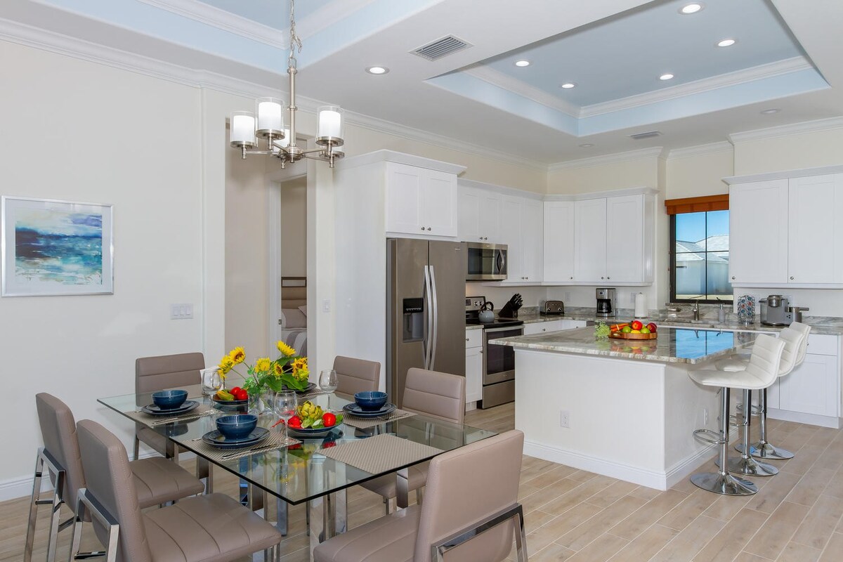 Beheizbarer Salzwasser-Pool mit Blick auf den Kanal und Bootsdock.