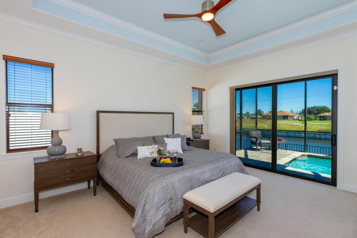 Blick vom Bootsdock auf den Kanal bei Sonnenaufgang.