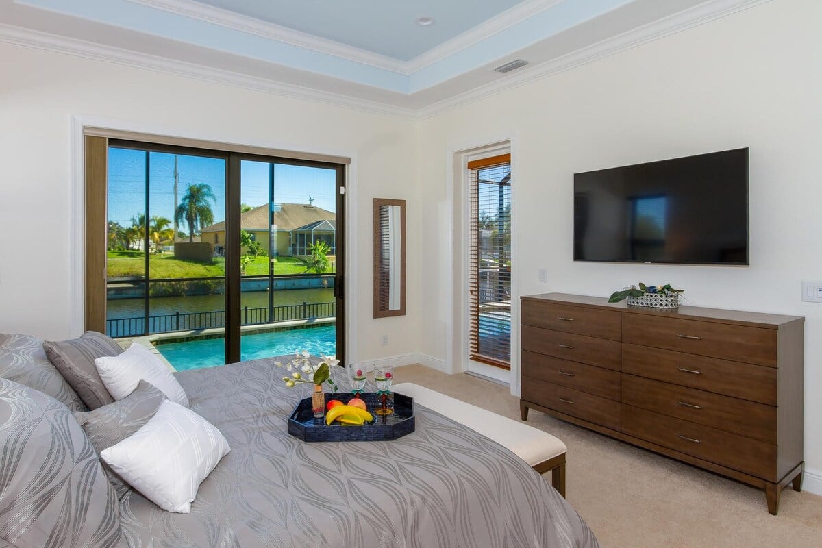 Beheizbarer Salzwasser-Pool mit Blick auf den Kanal und privatem Bootsdock.