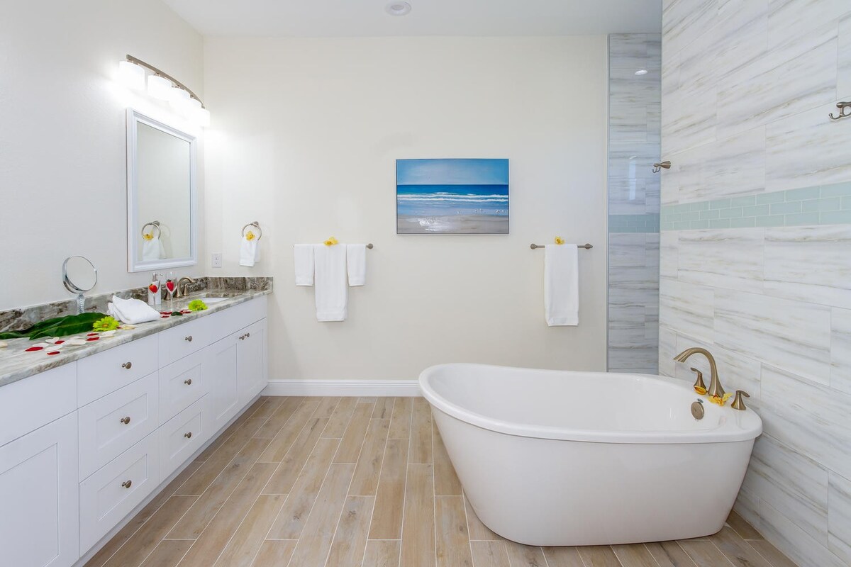 Beheizbarer Salzwasser-Pool mit Lanai und Blick auf den Kanal.