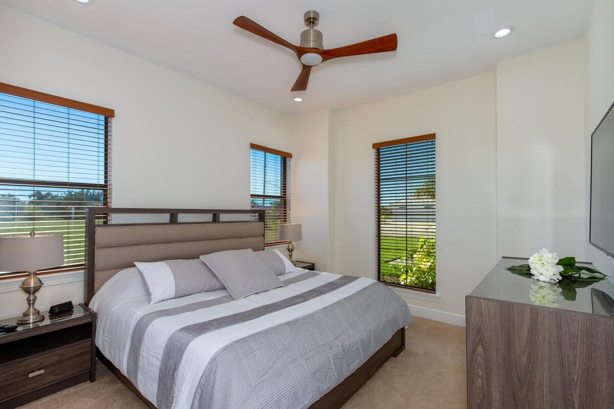 Beheizbarer Salzwasser-Pool mit Blick auf den Kanal und Bootsdock.