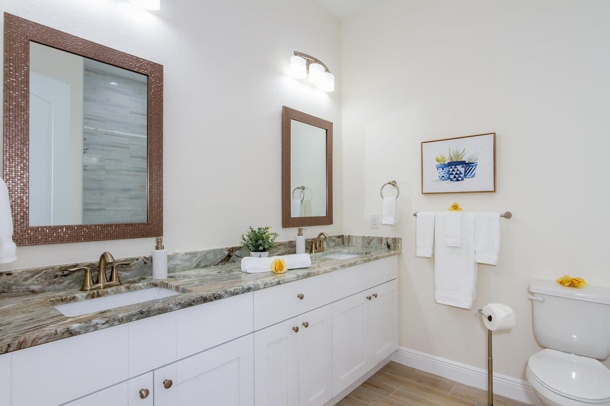 Beheizbarer Salzwasser-Pool mit Blick auf den Kanal und Bootsdock.