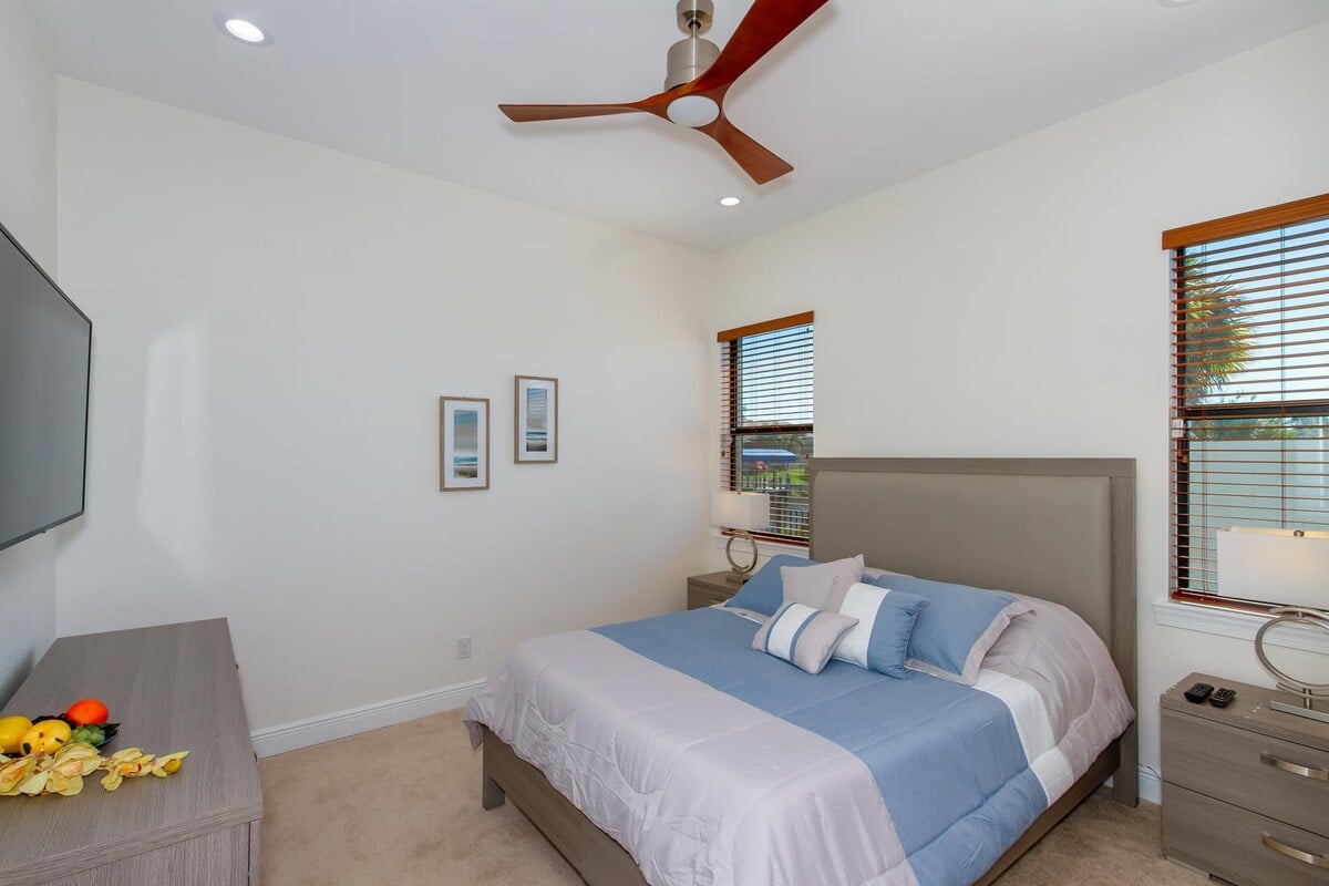 Beheizbarer Salzwasser-Pool mit Blick auf den Kanal und Bootsdock.