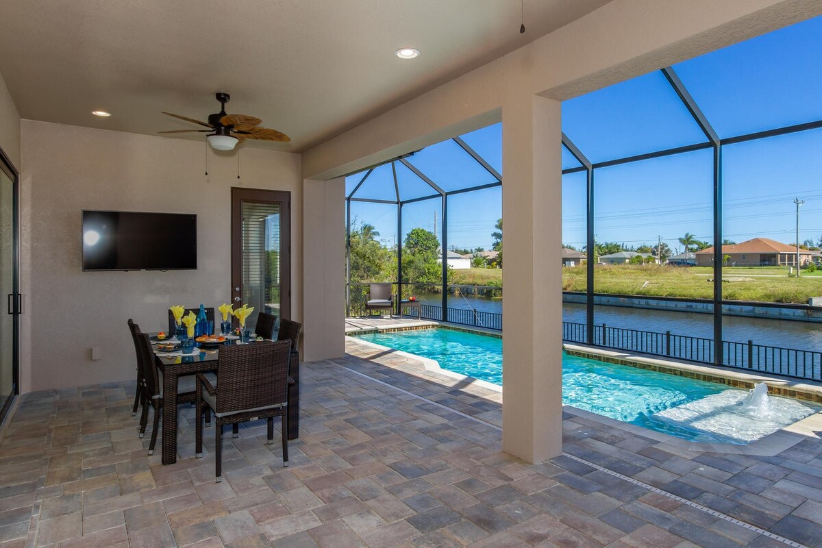 Beheizbarer Salzwasser-Pool mit Blick auf den Kanal und Bootsdock.