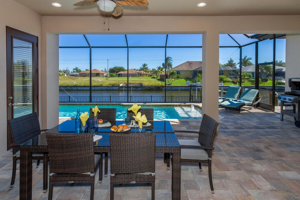 Blick vom Poolbereich auf den Kanal mit Bootsdock.