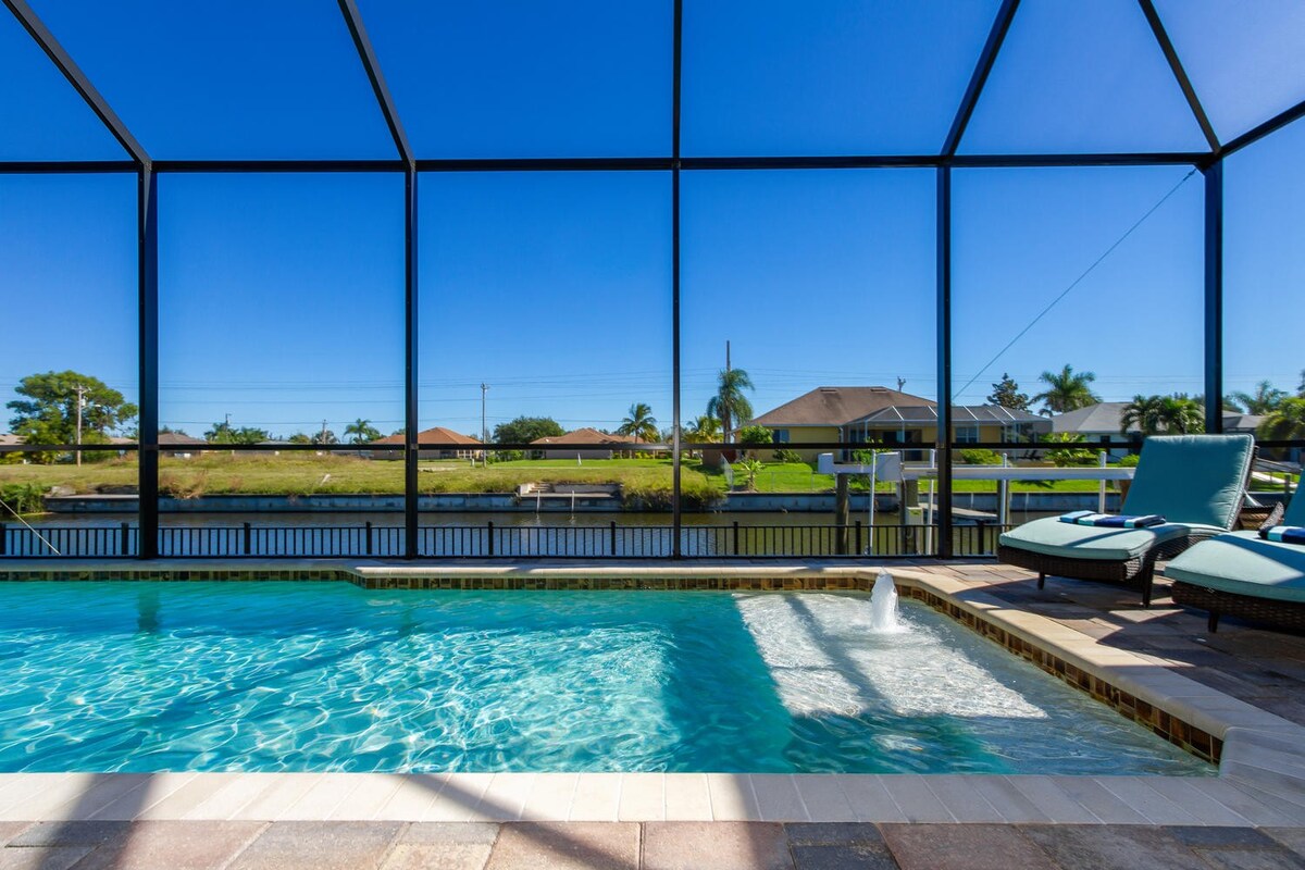 Beheizbarer Salzwasser-Pool mit Lanai und Blick auf den Kanal.