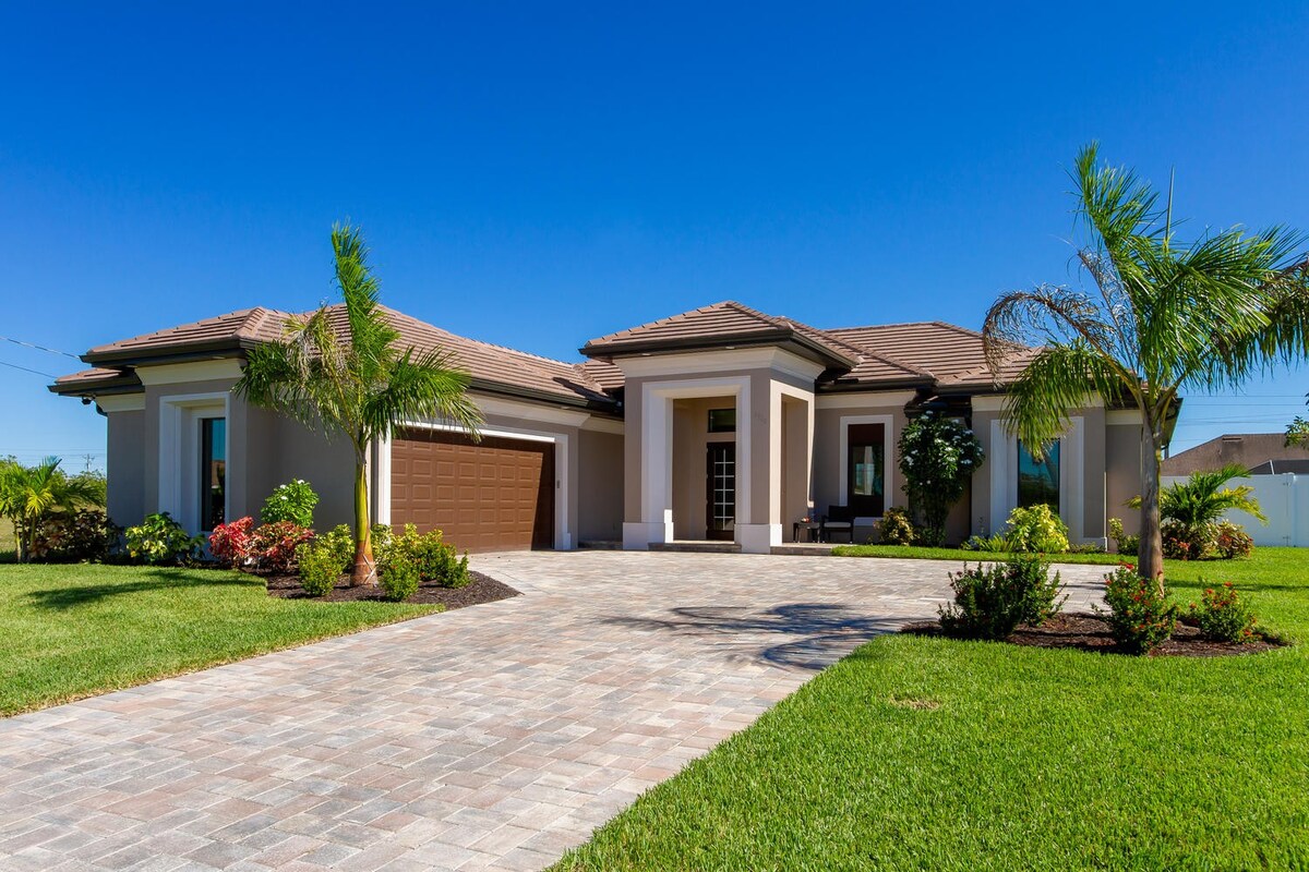 Beheizbarer Salzwasser-Pool mit Lanai und Blick auf den Kanal.