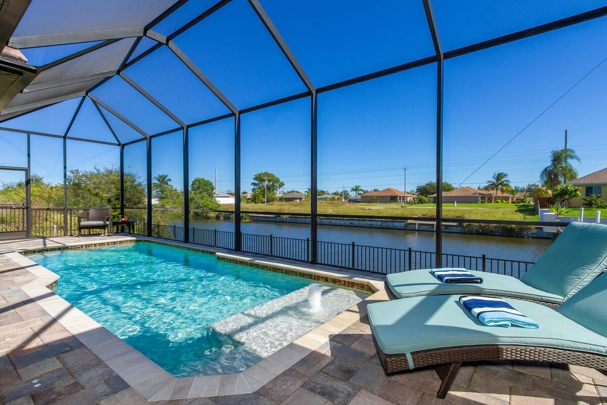 Blick vom Poolbereich auf den Kanal mit Bootsdock und Lanai.