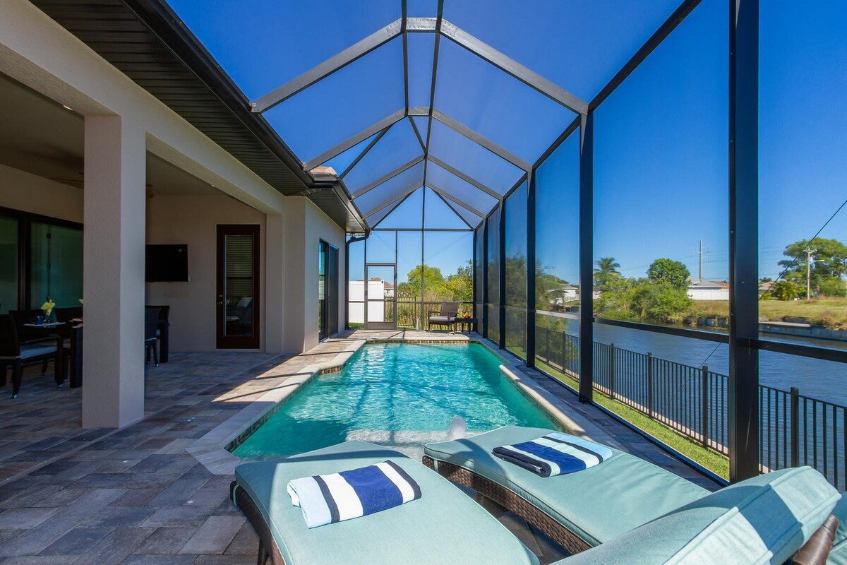 Beheizbarer Salzwasser-Pool mit Blick auf den Kanal und Bootsdock.