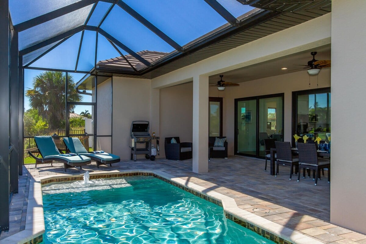 Beheizbarer Salzwasser-Pool mit Blick auf den Kanal und Bootsdock.