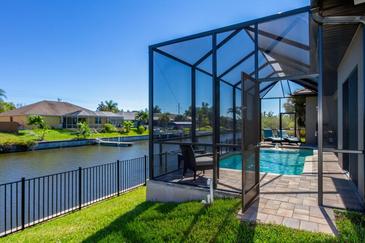 Beheizbarer Salzwasser-Pool mit Lanai und Blick auf den Kanal.