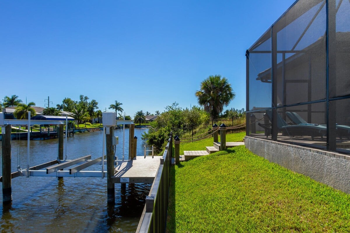Kanalblick bei Sonnenaufgang durch große Schiebetüren.