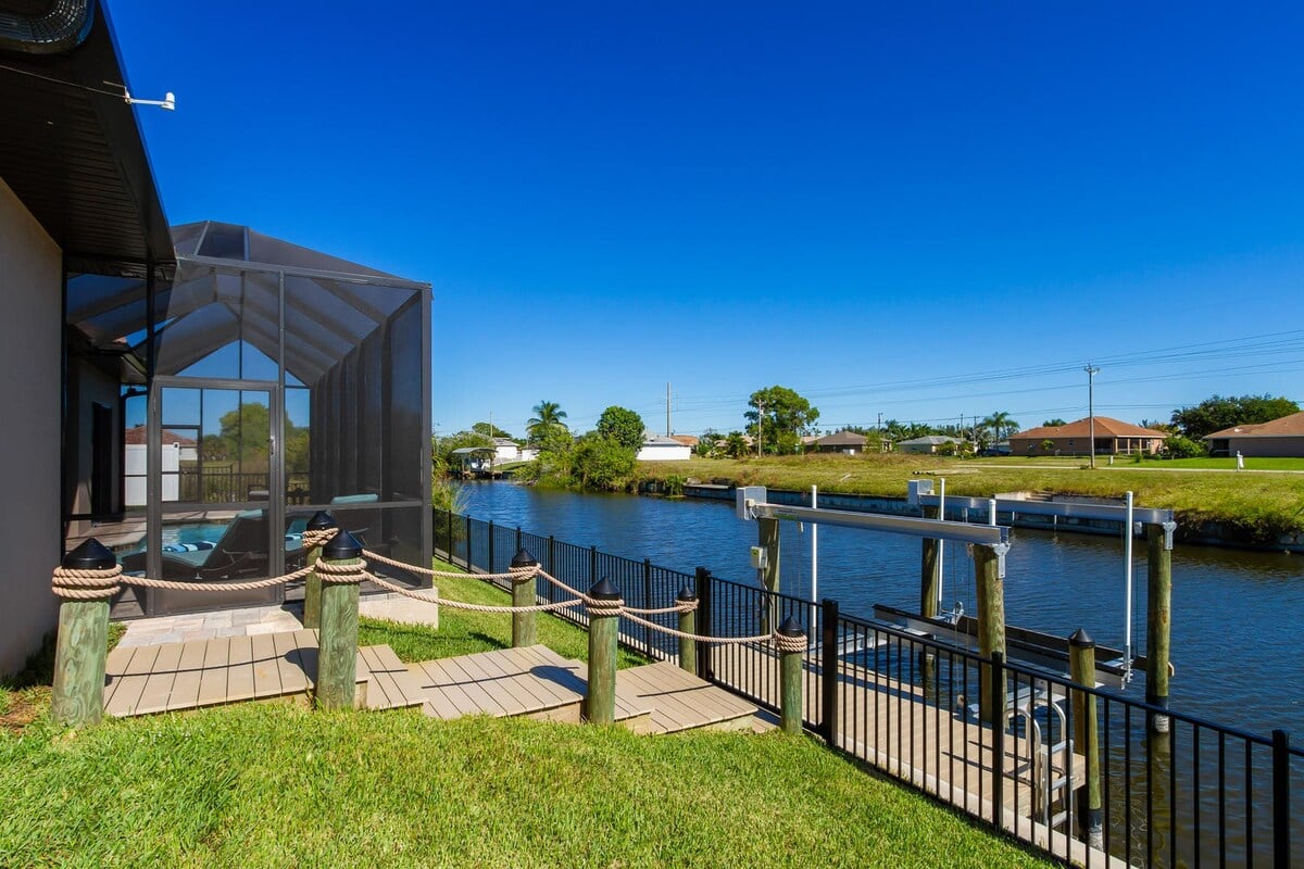 Beheizbarer Salzwasser-Pool mit Lanai und Blick auf den Kanal mit Bootsdock.