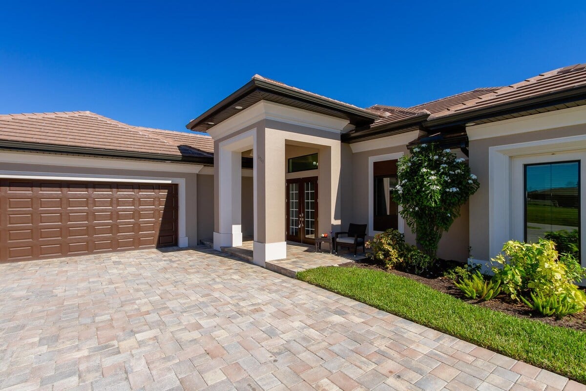 Beheizbarer Salzwasser-Pool mit Blick auf den Kanal und privatem Bootsdock.