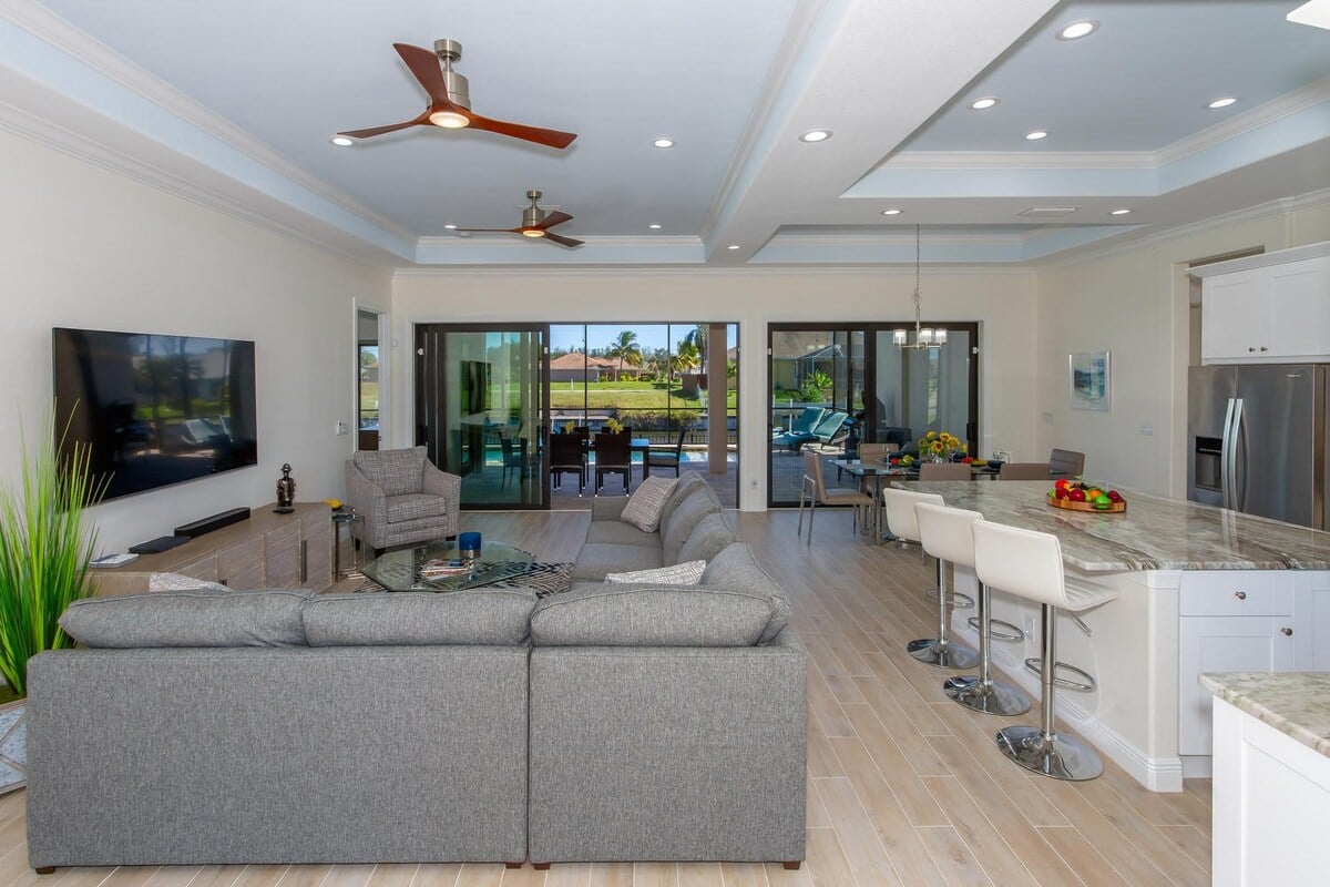 Beheizbarer Salzwasser-Pool mit Lanai und Blick auf den Kanal.