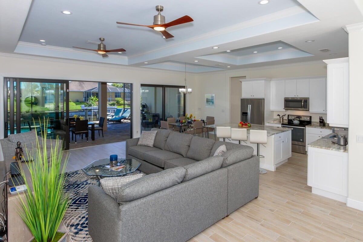 Beheizbarer Salzwasser-Pool mit Blick auf den Kanal und Bootsdock.