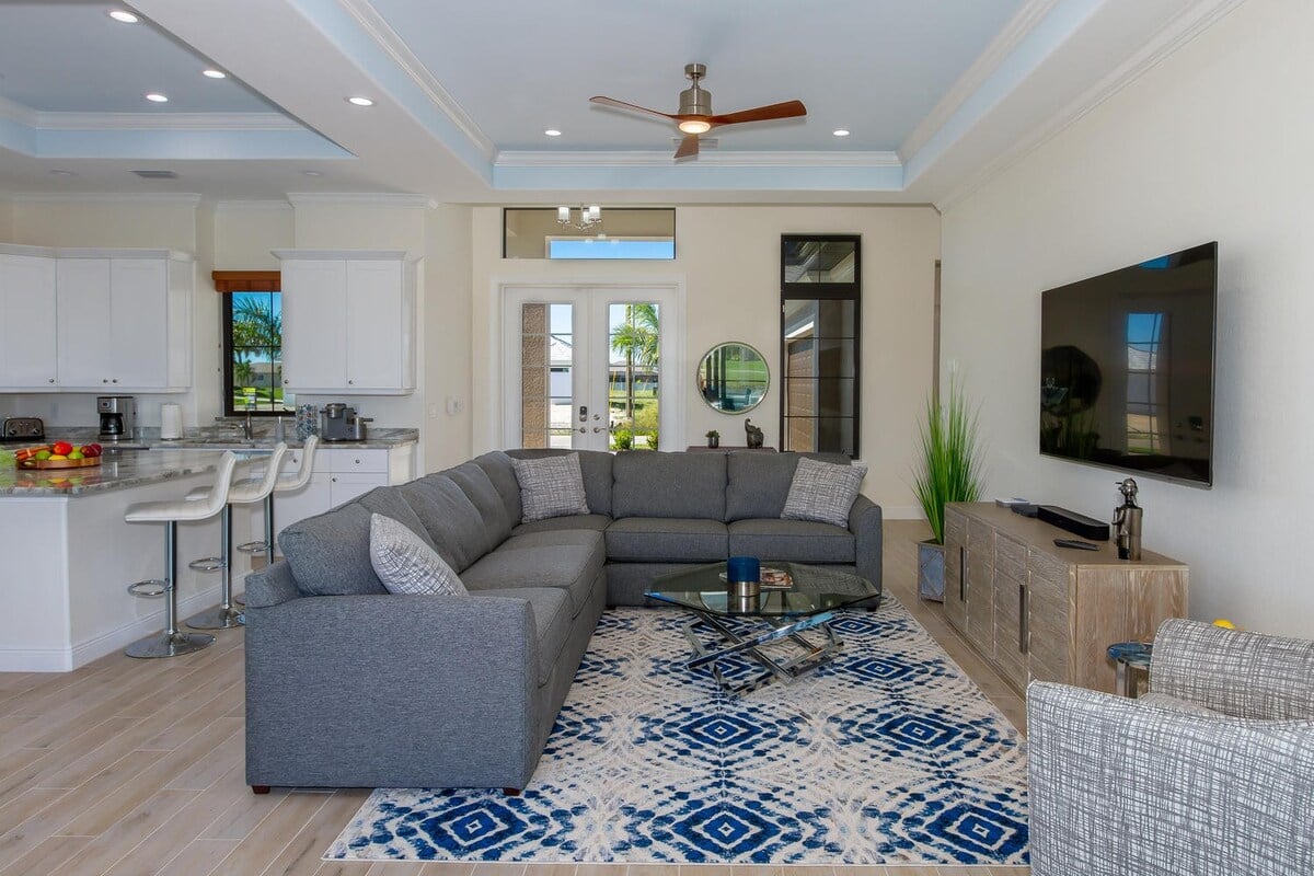 Beheizbarer Salzwasser-Pool mit Blick auf den Kanal und privatem Bootsdock.