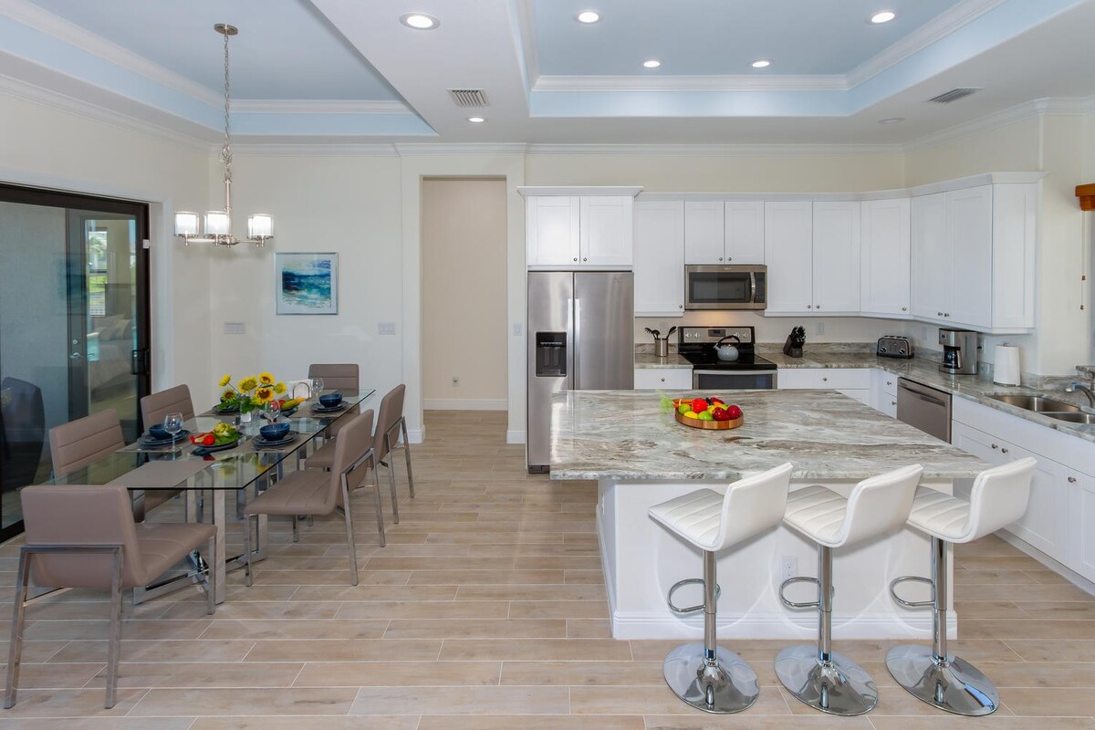 Beheizbarer Salzwasser-Pool mit Lanai und Blick auf den Kanal.