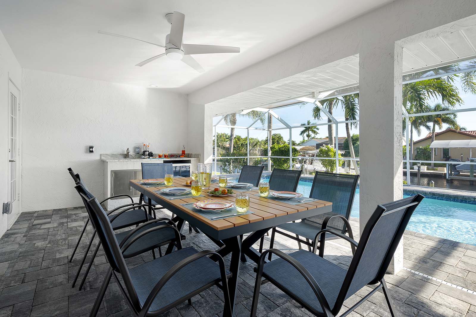 Kanalblick am Wasser in SE Cape Coral mit Bootsdock und beheiztem Pool