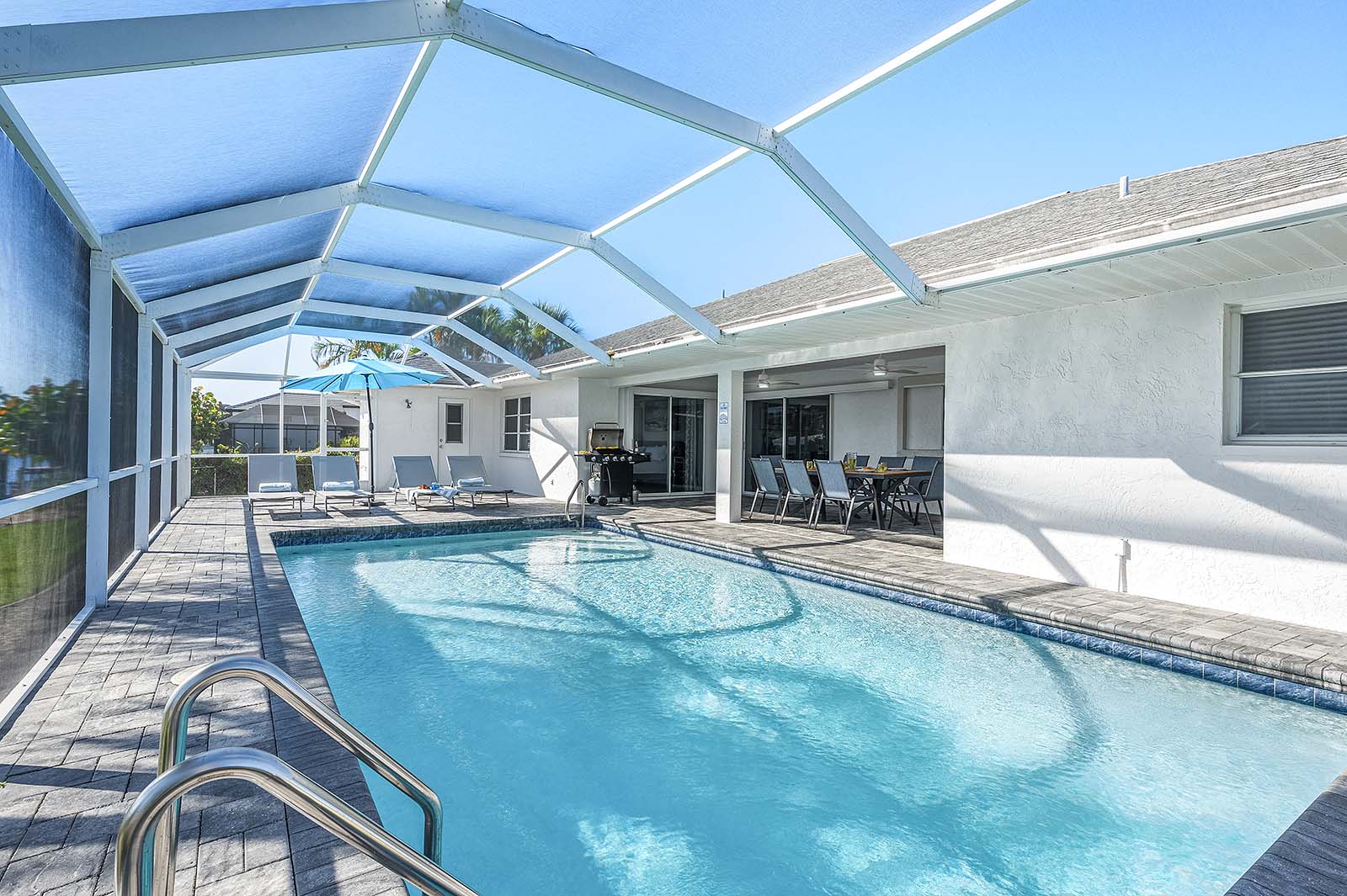 Kanalblick mit privatem Bootsdock in ruhiger Wohnlage in SE Cape Coral.