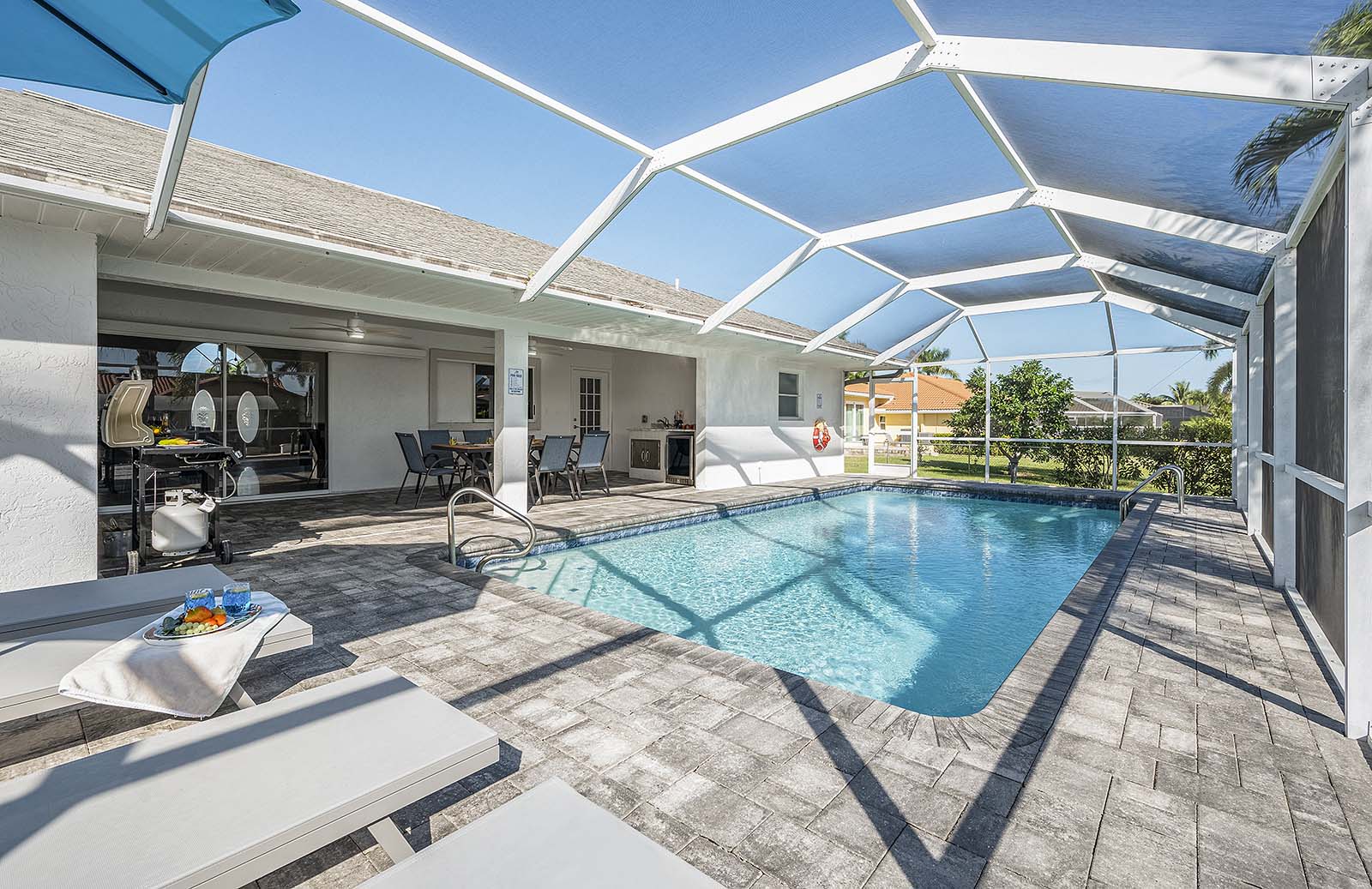 Kanalblick mit Bootsdock am Wasser in SE Cape Coral.