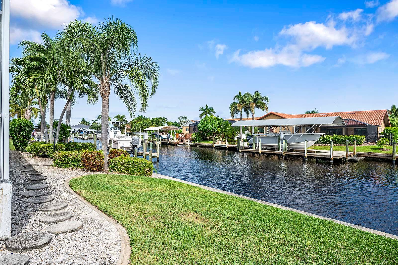 Kanalblick mit privatem Bootsdock und beheiztem Pool in SE Cape Coral.
