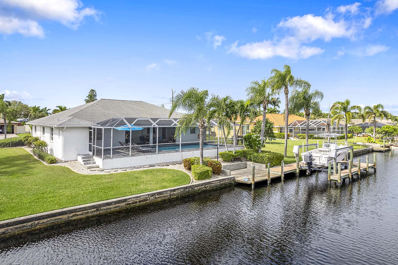 Kanalgrundstück in ruhiger Wohngegend in SE Cape Coral mit Gulf-Access und Bootsdock.