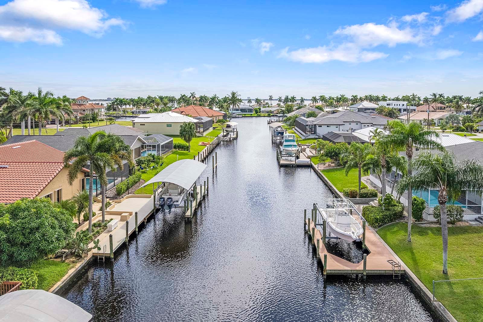 Kanalblick mit Bootsdock am Wasser in SE Cape Coral.