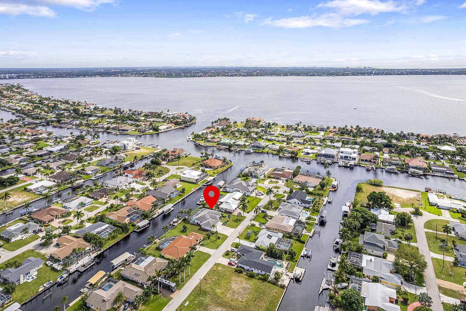 Kanalblick am Wasser in SE Cape Coral mit Bootsdock und beheiztem Pool