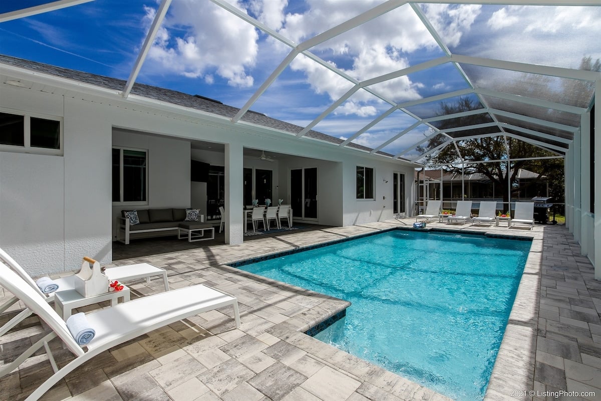 Einstöckiges Ferienhaus am Kanal mit Terrasse und Blick aufs Wasser.