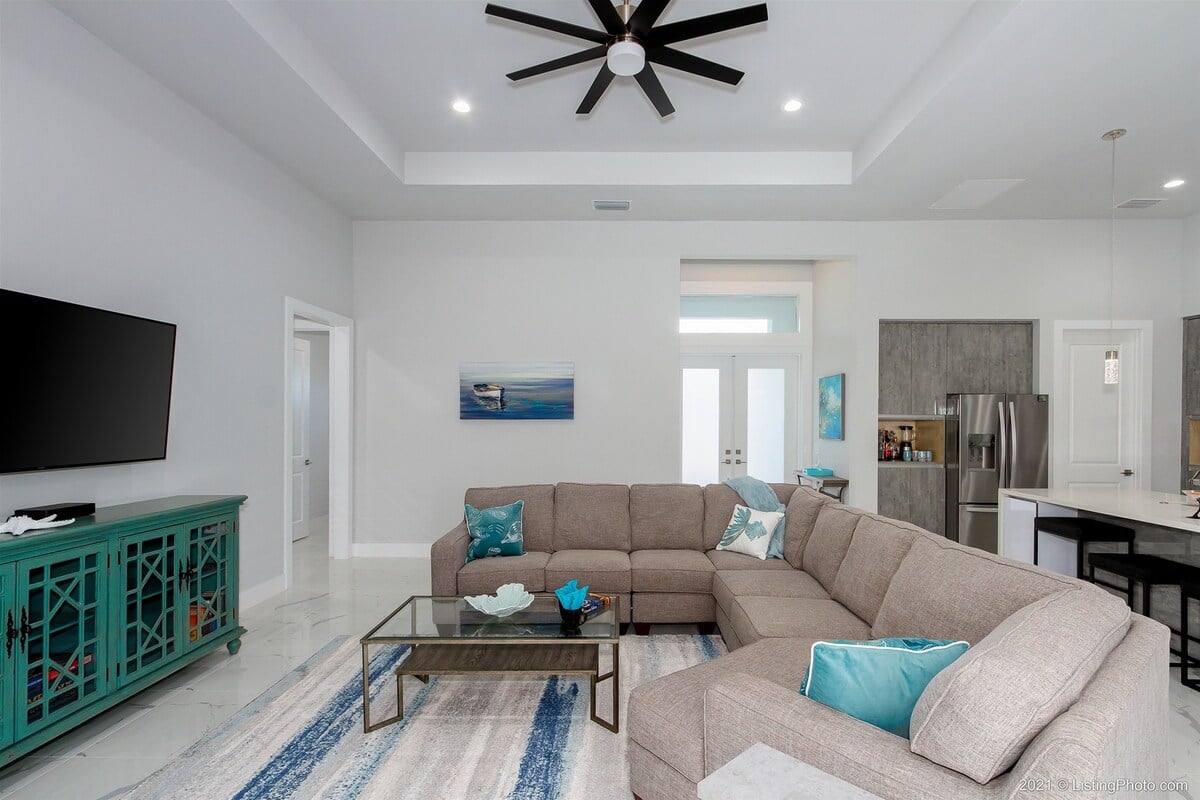 Terrasse am Kanal mit Sitzbereich und Blick auf den Sonnenuntergang.